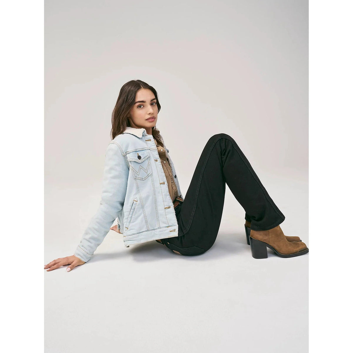 Wrangler Women's Retro Sherpa Lined Western Denim Jacket - Bleached Denim